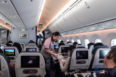 Japon ANA Havayolları ve Boeing 787 Dreamliner Insanlar ve ANA Kabin Üyeleri Yolcular için çalışıyor.