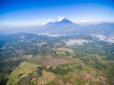 Arka planda volkanlar olan Guatemala manzarası. Forgrund 'daki Pacaya Volkanı