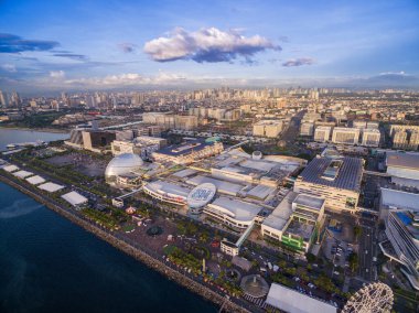 Filipinler 'de Manila City manzarası. Blue Sky ve Sunset Light. Ön planda iskele. İHA