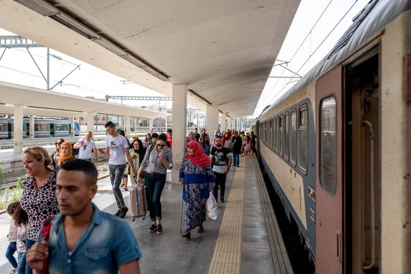 Tunis Tunisia Czerwca 2019 Dworzec Kolejowy Tunisie Tunezja Ludzie Wysiadają — Zdjęcie stockowe