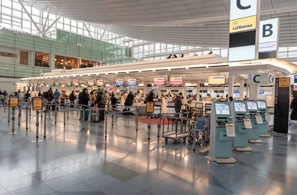 Aeroporto Internacional Tóquio Haneda Área Partida Com Balcões Check Pessoas — Fotografia de Stock