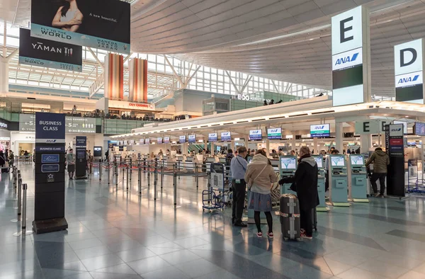 Tokyo International Haneda Airport Abflugbereich Mit Check Schaltern Und Personal — Stockfoto