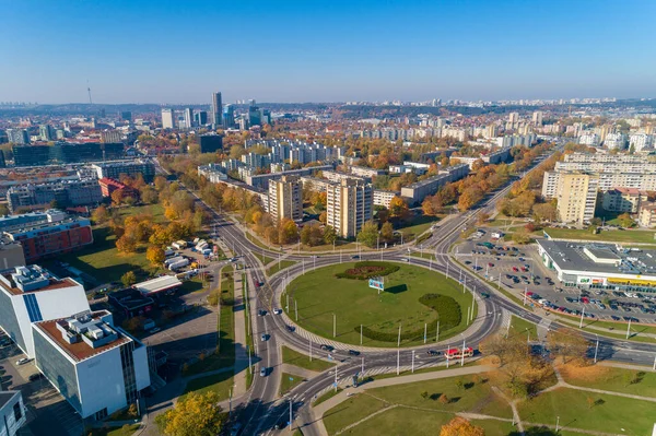 Vilnius Cityscape Zirmunai District Roundabout Φθινοπωρινά Δέντρα Και Την Κυκλοφορία — Φωτογραφία Αρχείου