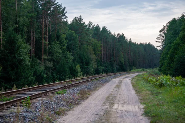 Estrada Com Caminho Ferro Fundo Lituânia — Fotografia de Stock