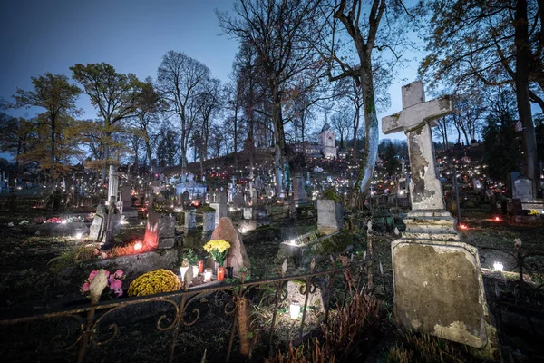 リトアニアのヴィリニュスにあるカトリック墓地 全聖人の日11月1日 — ストック写真