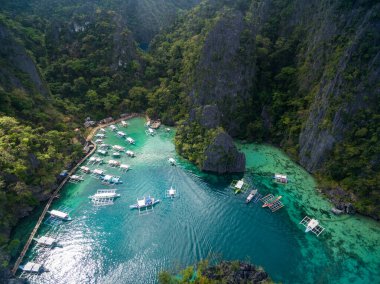 Coron, Palawan, Filipinler 'deki rıhtım. Kayangan Gölü yakınlarında. A turu. Drone.