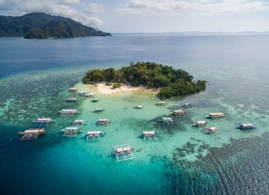 Coron, Palawan, Filipinler 'deki CYC plajı. Mısır Gençlik Kulübü Plajı. Arka planda dağ ve deniz var. A turu. Drone.