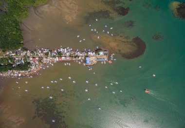 Honda Bay ve Sta. Lourdes Rıhtımı, Puerto Princesa, Palawan, Filipinler. Dalgalar Sulu Denizi ve Tekneleriyle Güzel Manzara