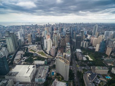 Manila Cityscape, Makati City ile Business Buildings ve Cloudy Sky. Filipinler. Arkaplanda Gökdelenler.