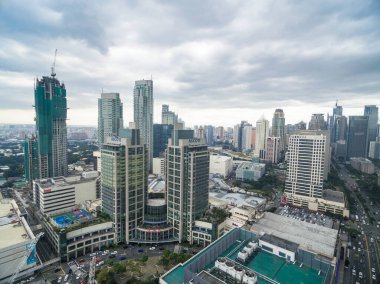 Manila Cityscape, Makati City ile Business Buildings ve Cloudy Sky. Filipinler. Arkaplanda Gökdelenler.