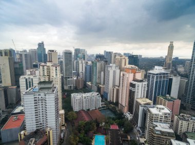 Manila Cityscape, Makati City ile Business Buildings ve Cloudy Sky. Filipinler. Arkaplanda Gökdelenler.