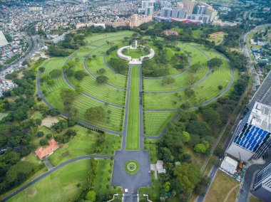 Manila Amerikan Mezarlığı ve Anıt. Fort Bonifacio, Taguig City, Metro Manila 'da. Filipinler. Drone Bakış Açısı