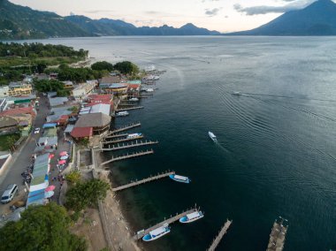 Panajachel Kasabası ve Dağlı Atitlan Gölü. Guatemala 'da turistik bir yer