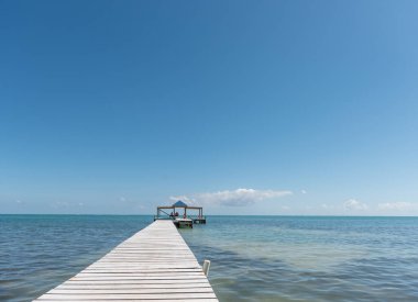 Karayip Deniz Tatil Köyü. Açık Mavi Gökyüzü ve Deniz Suyu. Karayip Adası