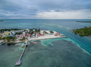 Belize, Karayip Denizi 'ndeki Caye Caulker Adası. Drone Bakış Açısı