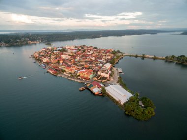 Guatemala 'daki Flores Adası. Peten Itza Gölü
