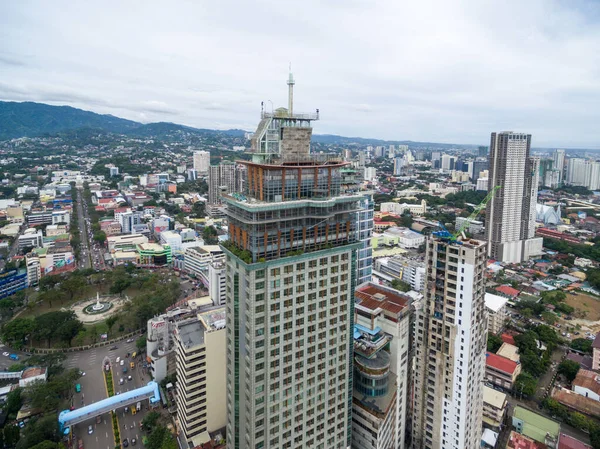 スカイスクレーパーと地元の建築とセブ市の風景 中央ビサヤに位置するフィリピンの州 ビューのドローンポイント — ストック写真