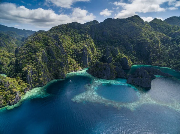 菲律宾巴拉望Coron的双湖 山和海 独木舟 旅游A 无人机 — 图库照片