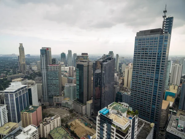 フィリピンのマニラ市内 マカティ市の高層ビルを背景に ドローンだ 事業地区 背景の高層ビル — ストック写真