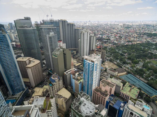 フィリピンのマニラ市内 マカティ市の高層ビルを背景に ドローンだ 事業地区 背景の高層ビル — ストック写真
