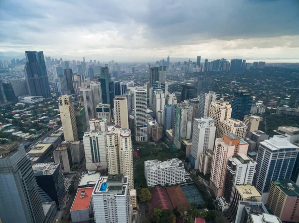 マニラシティビュー ビジネスビルと曇りの空とマカティ市 フィリピンだ 背景にある高層ビル — ストック写真