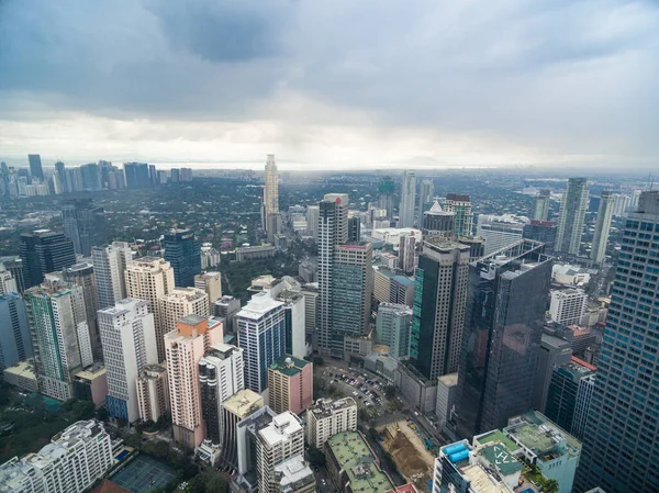 マニラシティビュー ビジネスビルと曇りの空とマカティ市 フィリピンだ 背景にある高層ビル — ストック写真