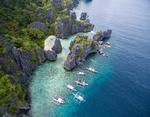 El Nido, Palawan, Filipinler 'deki Matinloc Adası' ndaki gizli plaj. C turu güzergahı ve gezi yeri