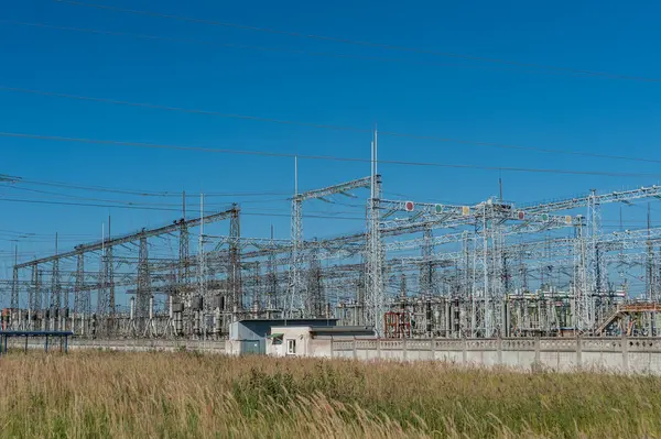 Starkstrommasten Stadtgebiet Energieübertragung Hochspannungsversorgung Stromleitungen — Stockfoto