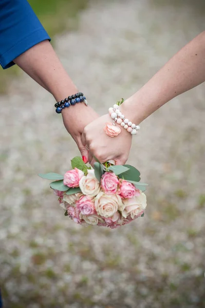 Jeune Femme Couple Tient Main Avec Mariage Fleur Bouquet — Photo