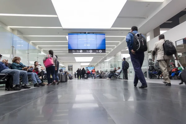 Внутренняя Зона Вылета Международного Аэропорта Мексики Пассажирами — стоковое фото