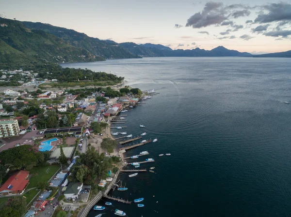 Panajachel Kasabası ve Dağlı Atitlan Gölü. Guatemala 'da turistik bir yer