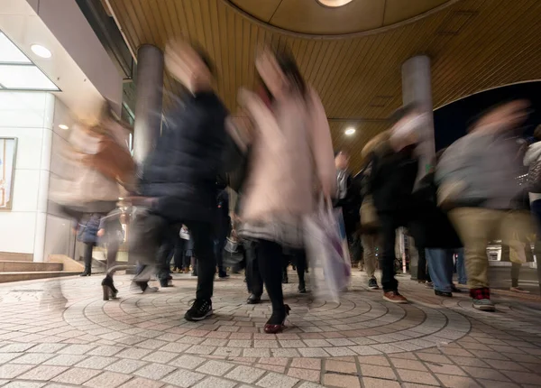 Tokyo Shinjuku Station Evening Long Exposure Street Photo Blurry People — Fotografia de Stock