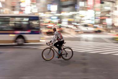 Tokyo 'nun Shibuya Bölgesi. Japonya 'nın en ünlü ve en işlek kavşağı. Shibuya Geçidi. Bulanık Panning Siyah Taksi