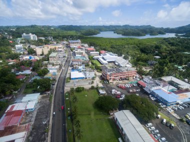 Palau Adası 'ndaki Koror Kasabası. Mikronezya, Arka planda şehir manzarası. Drone bakış açısı