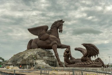 Miami 'de heykel. Pegasus ve Dragon, Hallandale Beach, Florida 'da Gulfstream Park' ta bir ejderhayı yenen Pegasus 'un 30 metre yüksekliğindeki heykeli. ABD
