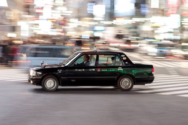 Tokyo 'nun Shibuya Bölgesi. Japonya 'nın en ünlü ve en işlek kavşağı. Shibuya Geçidi. Bulanık Panning Siyah Taksi