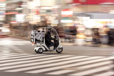 Tokyo 'nun Shibuya Bölgesi. Japonya 'nın en ünlü ve en işlek kavşağı. Shibuya Geçidi. Bulanık Panning Siyah Taksi