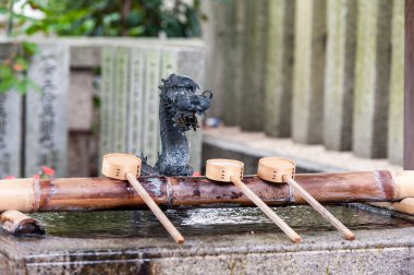 Kyoto 'daki yerel bir tapınakta Japon kutsal kepçeleri ve kutsal su. Japonya
