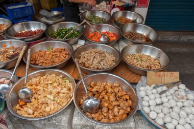 Taipei Caddesi, banliyölerden birinde. Taipei 'deki Market Caddesi. Yiyecek satıyorum..