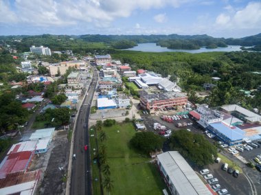 Palau Adası 'ndaki Koror Kasabası. Mikronezya, Arka planda şehir manzarası. Drone bakış açısı