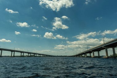 Fort Myers Peyzaj ve Su ve Bulutlu Mavi Gökyüzü. Caloosahatchee Nehri ve Bridges. Florida, ABD