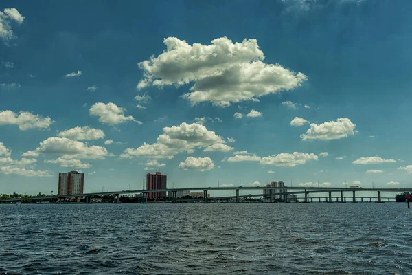 米尔斯堡景观和城市景观与水和乌云密布的蓝天 Caloosahatchee河和桥 美国佛罗里达州 — 图库照片