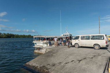 Feribota yiyecek yükleme, Peleliu, Palau Adası 'nda benzin. Mikronezya