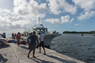 Feribota yiyecek yükleme, Peleliu, Palau Adası 'nda benzin. Mikronezya