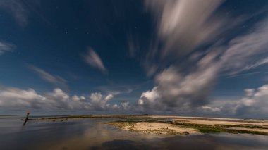 Palau Adası, Peleliu 'da Uzun Maruz Kalma Gecesi Fotoğrafçılığı. Düşük Gelgit Okyanusu Suyu. Mikronezya