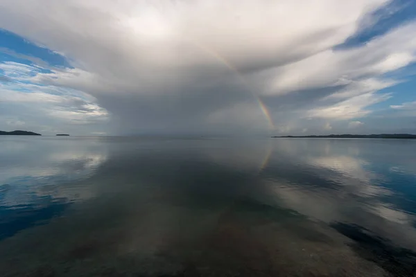 Chmury Woda Oceanu Tęczą Rozważanie Wyspy Palau Mikronezja — Zdjęcie stockowe