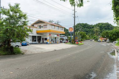 Koror, Palau Adası 'ndaki Shell Patrol İstasyonu ve sokağı. Mikronezya