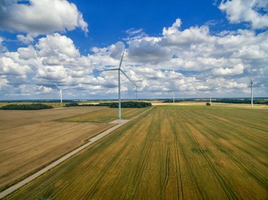 Litvanya, Mazeikiai bölgesindeki Wheat Field ile Windmill ve Peyzaj. İHA