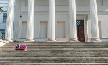 BUDAPEST, HUNGARY - 26 Ekim 2015: Budapeşte Sarayı 'nda yerli halk renkli bankta oturuyor.