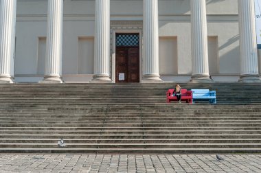 BUDAPEST, HUNGARY - 26 Ekim 2015: Budapeşte Sarayı 'nda yerli halk renkli bankta oturuyor.